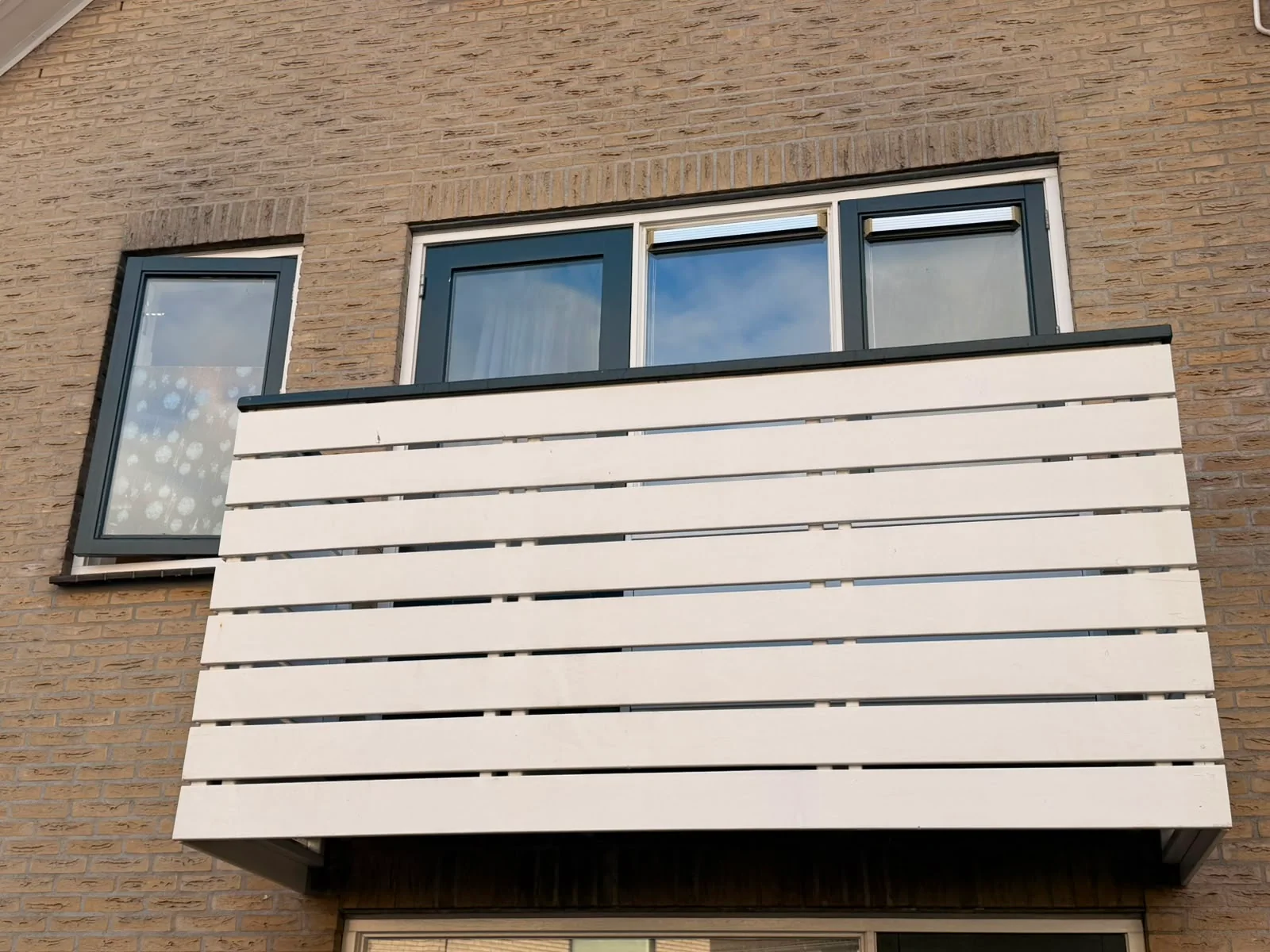 Schone balkonbekleding van dezelfde woning na reiniging