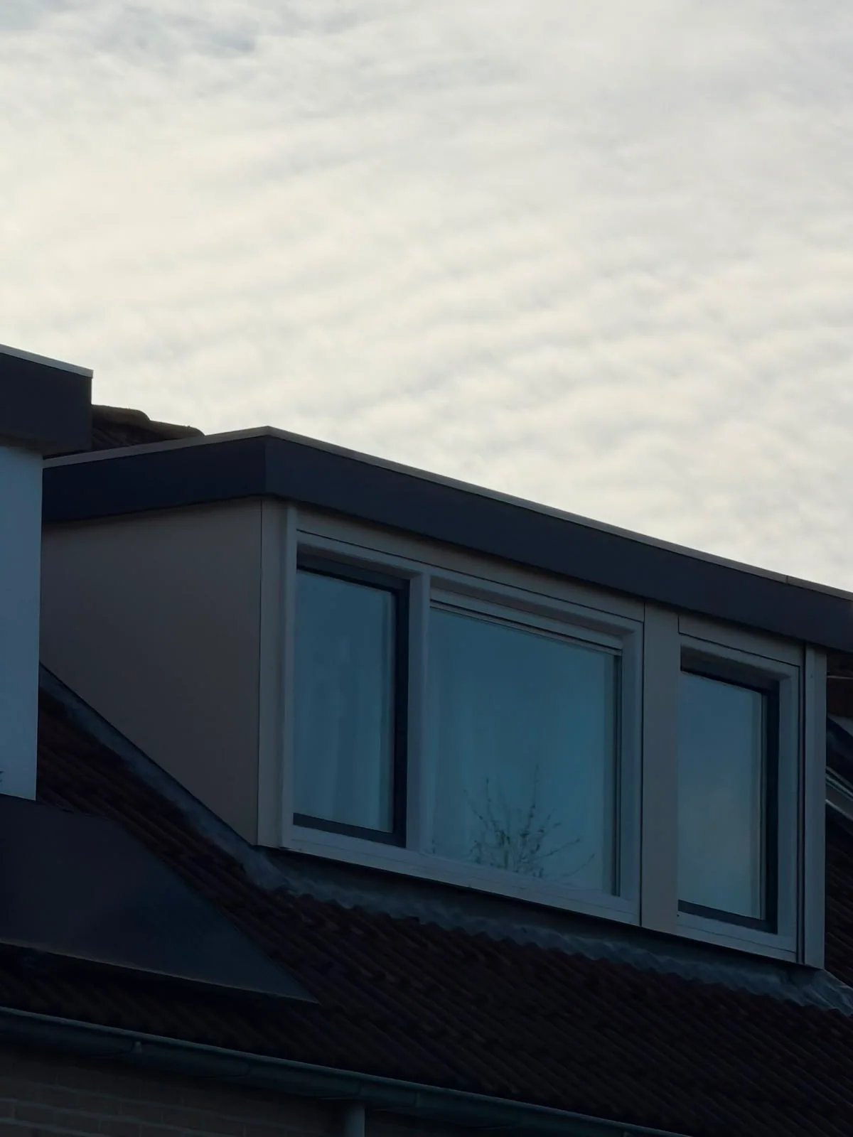 Schoon boeideel langs de dakrand van een dakkapel