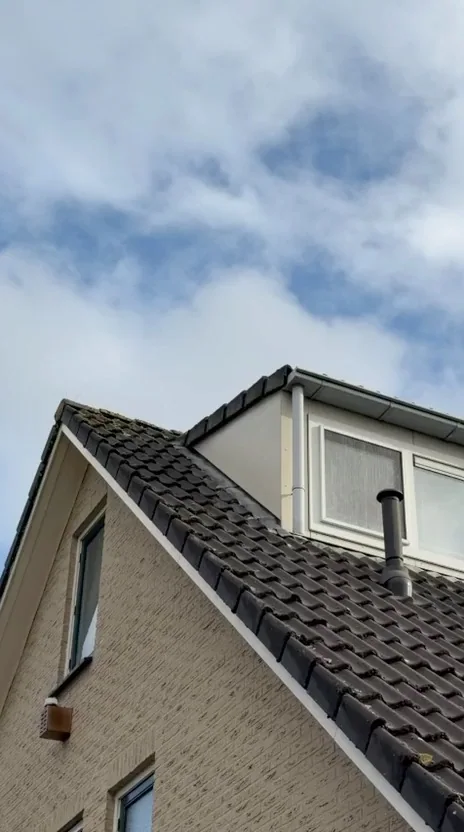 Schone zijwang van dezelfde dakkapel na reiniging