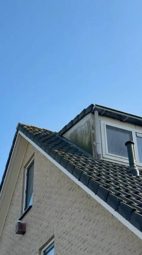 Vervuilde zijwang van een dakkapel vóór reiniging